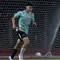 Pemain Timnas Indonesia U-16, Matthew Baker melakukan jogging dalam sesi official training di Stadion UNS, Solo, Jawa Tengah, Minggu (30/6/2024) jelang menghadapi Australia dalam laga semifinal Piala AFF U-16 pada Senin (1/7/2024) di Stadion Manahan, Solo. (Bola.com/Abdul Aziz)