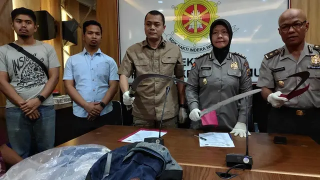 Polisi memperlihatkan barang bukti berupa senjata tajam yang digunakan geng motor brutal untuk tawuran geng.