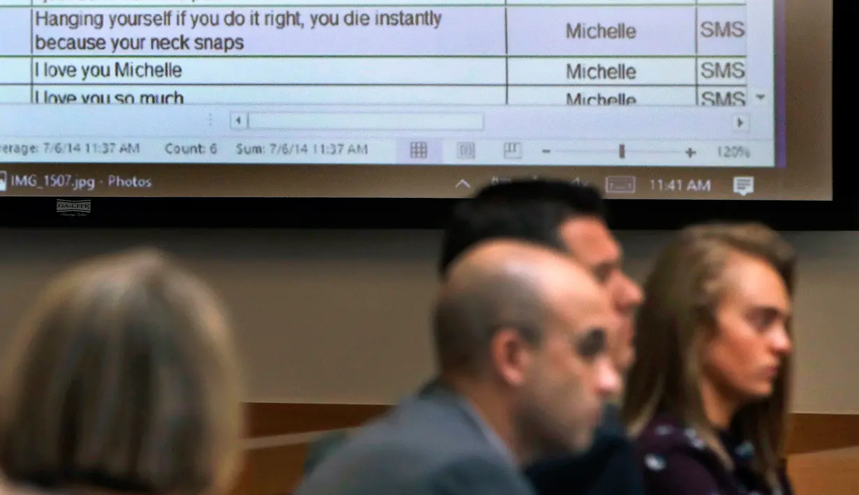Sebuah teks di telepon Michelle Carter, yang menyatakan "Hanging yourself if you do it right, you die instantly because your neck snaps," di tampilkan saat sidang di Pengadilan Negeri Taunton di Taunton, Mass, (8/6). (AP Photo/Charles Krupa, Pool)