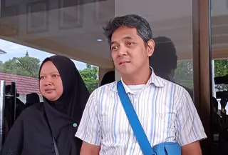 Hogi Minaya bersama istrinya, Arsita Minaya usai menjalani mediasi di Kejari Sleman, Senin (26/1/2026). (Kukuh Setyono)