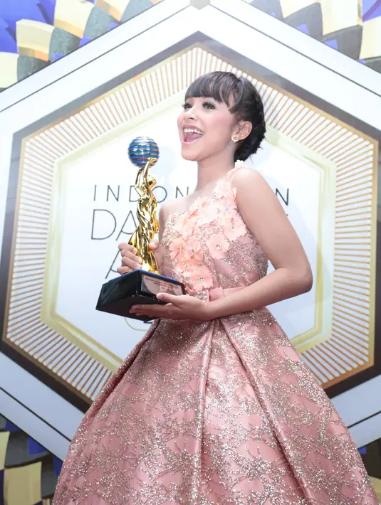 Tasya Rosmala berhasil menyabet penghargaan sebagai Penyanyi Dangdut Pendatang Baru Wanita Terpopuler. Tasya berhasil menyingkirkan empat pesaingnya, Aulia DA, Ratna Antika, Nella Kharisma, Putri DA. (Deki Prayoga/Bintang.com)