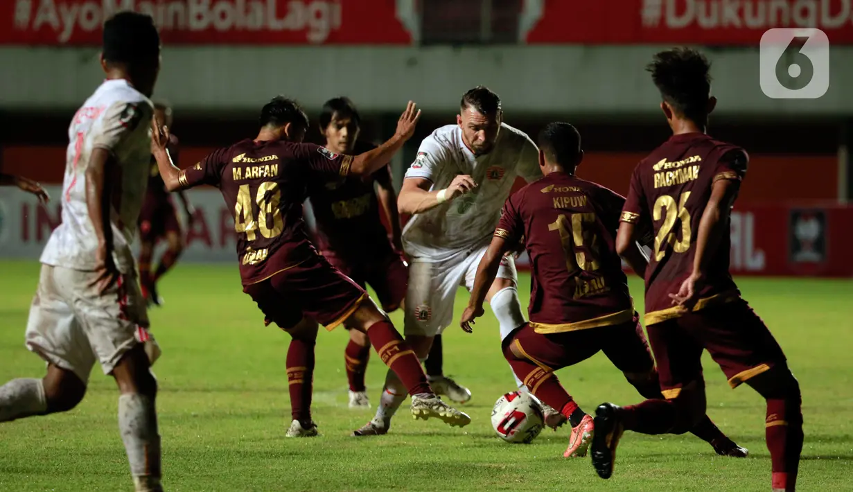 Pemain Persija Jakarta, Marco Simic (tengah) berusaha melewati penjagaan sejumlah pemain PSM Makassar dalam pertandingan semifinal Piala Menpora 2021 di Stadion Maguwoharjo, Sleman, Kamis (15/4/2021). PSM Makassar vs Persija Jakarta bermain imbang 0-0. (Bola.com/Ikhwan Yanuar)