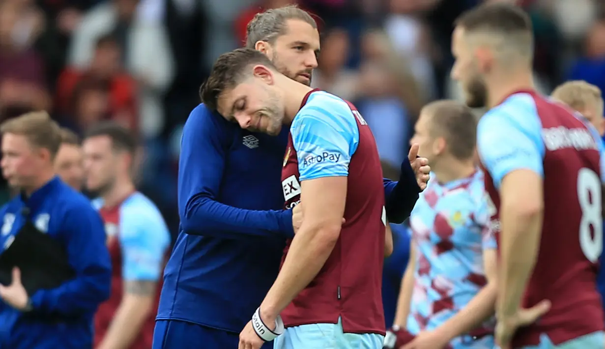 Pada akhir musim 2021/2022 Burnley menjadi satu dari tiga klub yang terdegradasi dari Premier League ke Championship dengan menempati posisi ke-18 di klasemen akhir. Bermain di kasta yang lebih rendah tentu menjadi kemunduran bagi klub dan para pemain. Namun tidak demikian dengan nasib 5 pemain berikut yang ternyata masih bertahan di Premier League usai diikat oleh klub barunya. Siapa saja? Yuk disimak uraiannya. (AFP/Lindsey Parnaby)