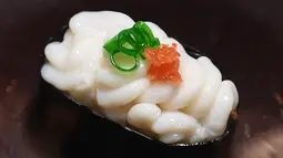 Shirako atau kantung sperma ikan dari Jepang dipamerkan di Museum Makanan Menjijikkan di Los Angeles, California, Amerika Serikat, 6 Desember 2018. (Robyn Beck/AFP)