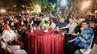 Hadir dalam acara Musyawarah Besar Kerukunan Keluarga Sulawesi Selatan yang akan berlangsung hingga tanggal 18 November itu antara lain Ibunda Presiden Joko Widodo, Sudjiatmi Widjiatno Notomihardjo, Wakil Presiden ke 10 dan ke 12 Jusuf Kalla.