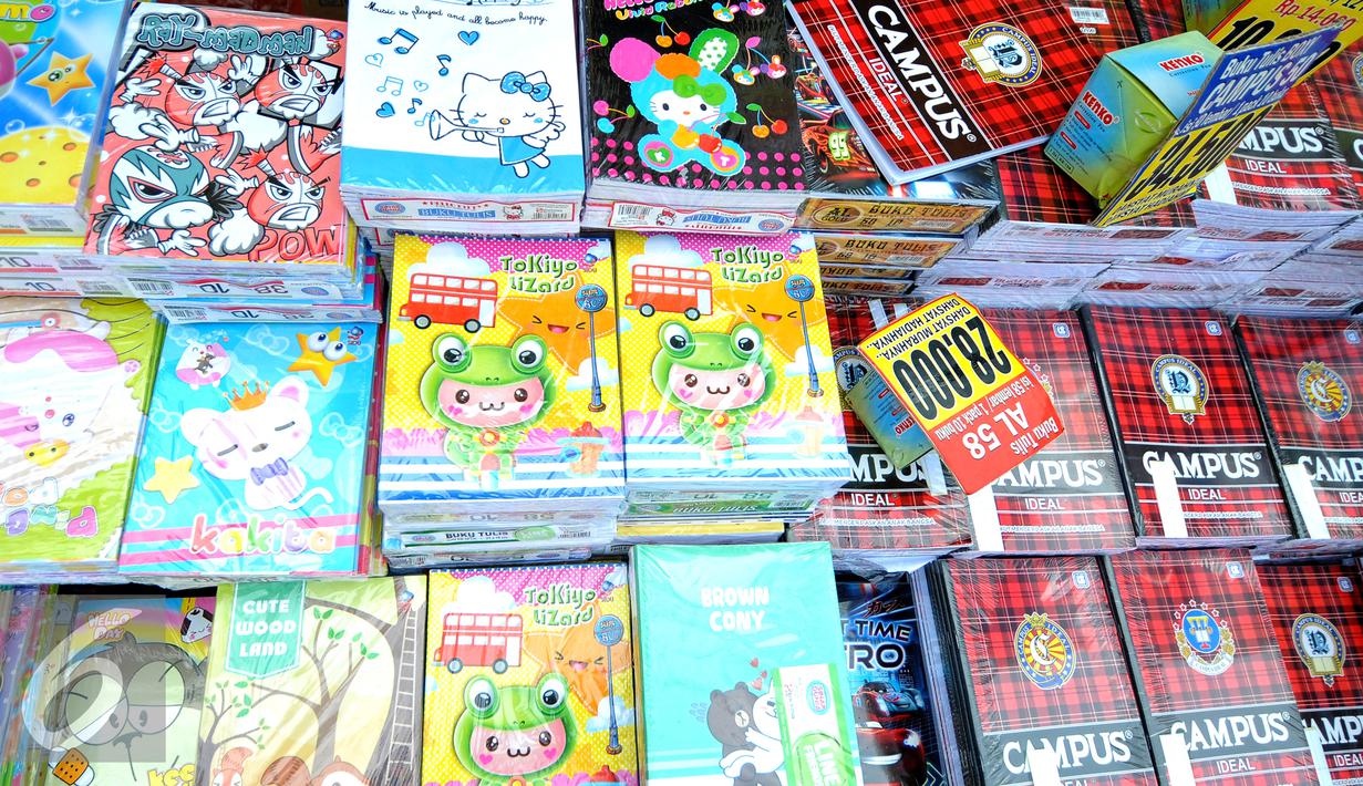 Aneka buku dan perlengkapan sekolah yang ijajakan di kawasan Depok, Jakarta, Minggu (26/7/2015). Jelang tahun ajaran baru 2015/2016, penjualan buku tulis dan perlengkapan sekolah diperkirakan terus meningkat hingga Agustus. (Liputan6.com/Yoppy Renato)