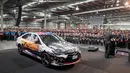 Camry hybrid, mobil Toyota terakhir yang diproduksi di Australia diperlihatkan ke pekerja di Altona, Melbourne (3/10). Total produksi mobil mereka mencapai 3.451.115 unit. Mobil Camry, Corolla dan Corona mendominasi produksi. (Toyota Australia via AP)
