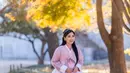 Cantiknya Titi Kamal dalam balutan busana khas Korea, hanbok. Ia memilih hanbok pink dengan tata rambut hitam panjangnya yang dibiarkan tergerai. [Foto: Instagram/titi_kamall]