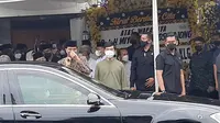 Bisik-Bisik Presiden Jokowi dan Gibran di Pinggir Jalan, Bahas Apa?