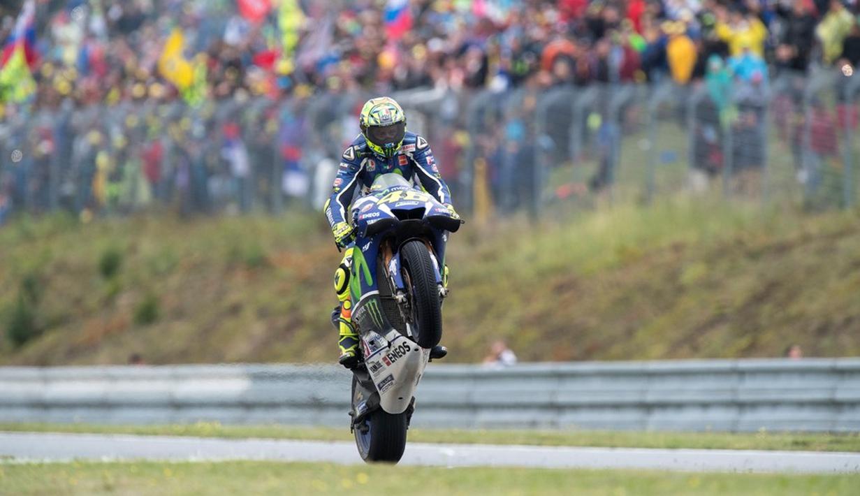 Pebalap Movistar Yamaha, Valentino Rossi, finis kedua MotoGP Brno di Sirkuit Autodrom Brno, Republik Ceska, Minggu, (21/8/2016). (AFP/Joe Klamar)