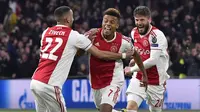 Pemain Ajax Amsterdam, David Neres, melakukan selebrasi usai membobol gawang Juventus pada laga Liga Champions di Stadion Johan Cruyff, Rabu (10/4). Kedua tim bermain imbang 1-1. (AP/Martin Meissner)