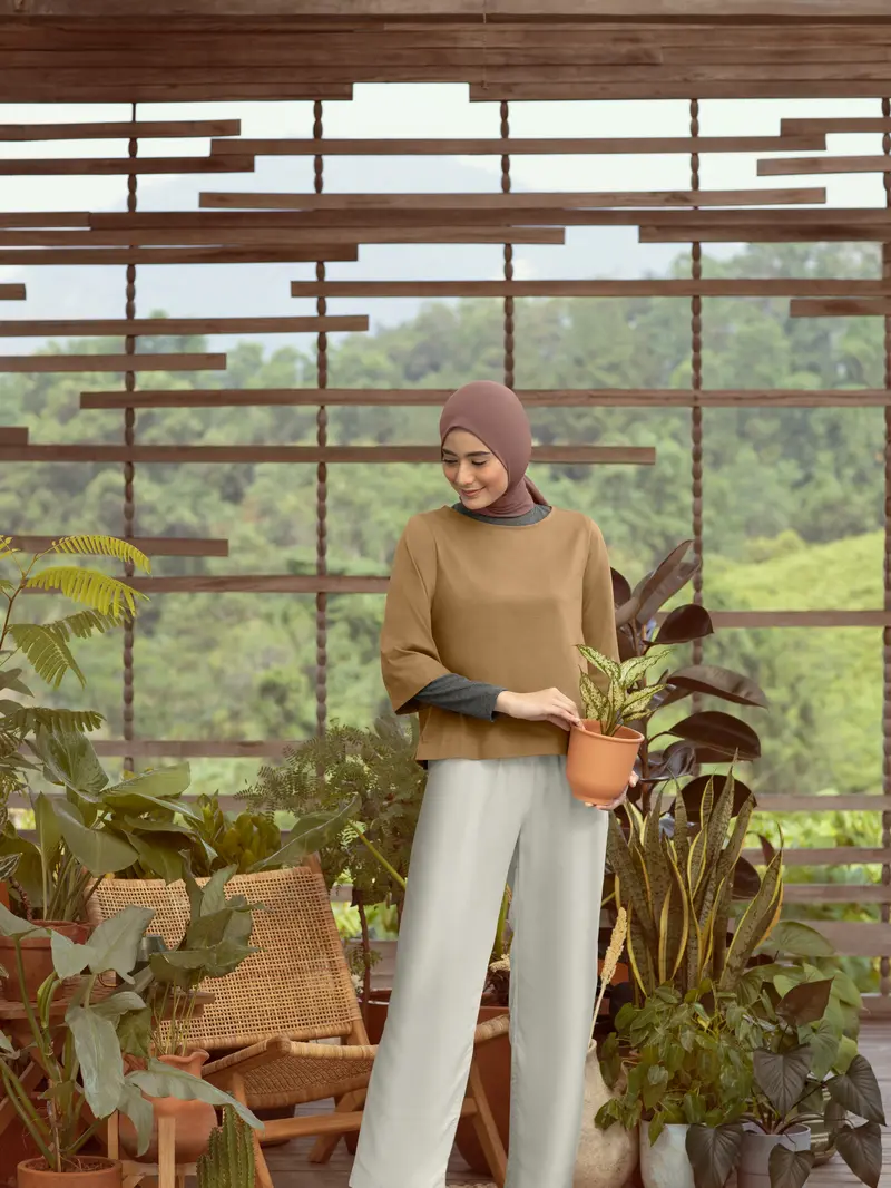 Inspirasi Gaya Hijab Minimalis untuk berkebun