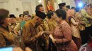 Mantan Presiden Megawati Soekarnoputri memberikan ucapan selamat kepada para Menteri Kabinet Kerja usai pelantikan di Istana Negara, Jakarta, Senin (27/10/2014). (Liputan6.com/Herman Zakharia)