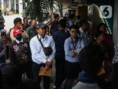 Ratusan warga menunggu panggilan untuk menyerahkan surat lamaran sebagai petugas Penanganan Prasarana dan Sarana Umum (PPSU) di halaman Loket Penerimaan Surat dan Barang, Balai Kota Jakarta, Selasa (22/4/2025). (Liputan6.com/Angga Yuniar)
