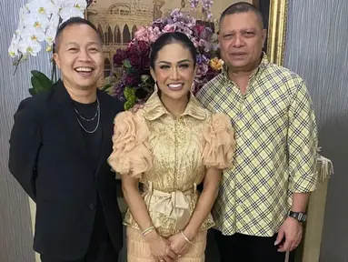 Salah satu kejutan dalam perayaan tersebut adalah kehadiran musisi Sandhy Sondoro sebagai pengisi acara. Dengan suara emasnya, Sandhy berhasil mencuri perhatian para tamu undangan. Kehadirannya semakin menambah semarak suasana dan memberikan nuansa spesial dalam perayaan ulang tahun Raul Lemos. (Liputan6.com/IG/@sandhysondoro_official)