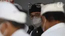 Gubernur DKI Jakarta, Anies Baswedan saat menghadiri Upacara Tawur Agung Kesanga di Pura Aditya Jaya, Pulo Gadung, Rabu (2/3/2022). Anies yang mengenakan pakaian adat Bali dengan udeng hitam itu datang untuk menghormati umat Hindu di Jakarta. (Liputan6.com/Herman Zakharia)