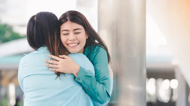 perempuan memeluk bahagia