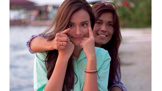 Jarang Tersorot, Ini 6 Momen Kedekatan Mawar De Jongh dengan Ibundanya