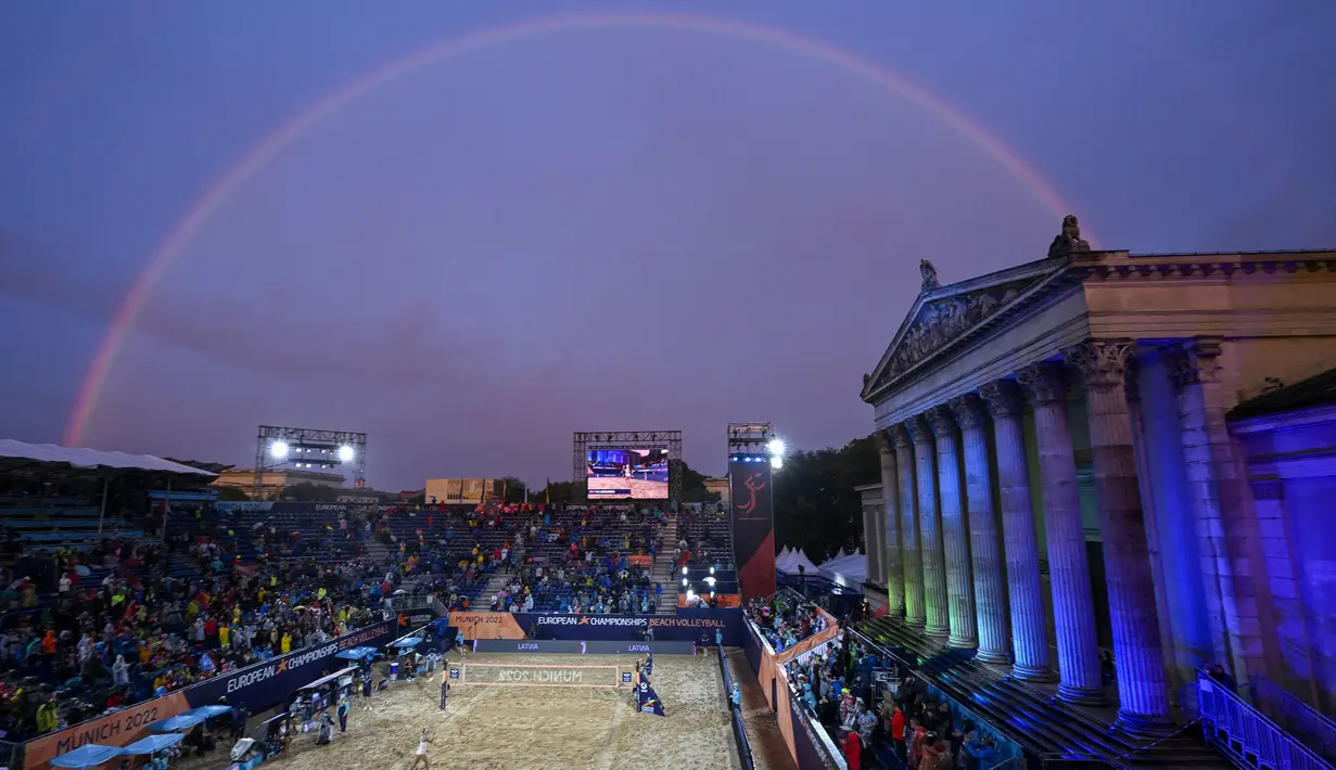 Pelangi terlihat di langit menjelang pertandingan perebutan medali emas Putri antara tim Latvia melawan tim Swiss pada ajang European Championships 2022 di Munich, Jerman, pada 20 Agustus 2022. (AFP/Tobias Schwarz)