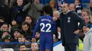 Pelatih Chelsea, Maurizio Sarr menarik keluar gelandang Willian selama pertandingan melawan Southampton pada lanjutan Liga Inggris di Stamford Bridge, London (2/1). Chelsea berada di posisi keempat klasemen dengan poin 44. AP Photo/Frank Augstein)