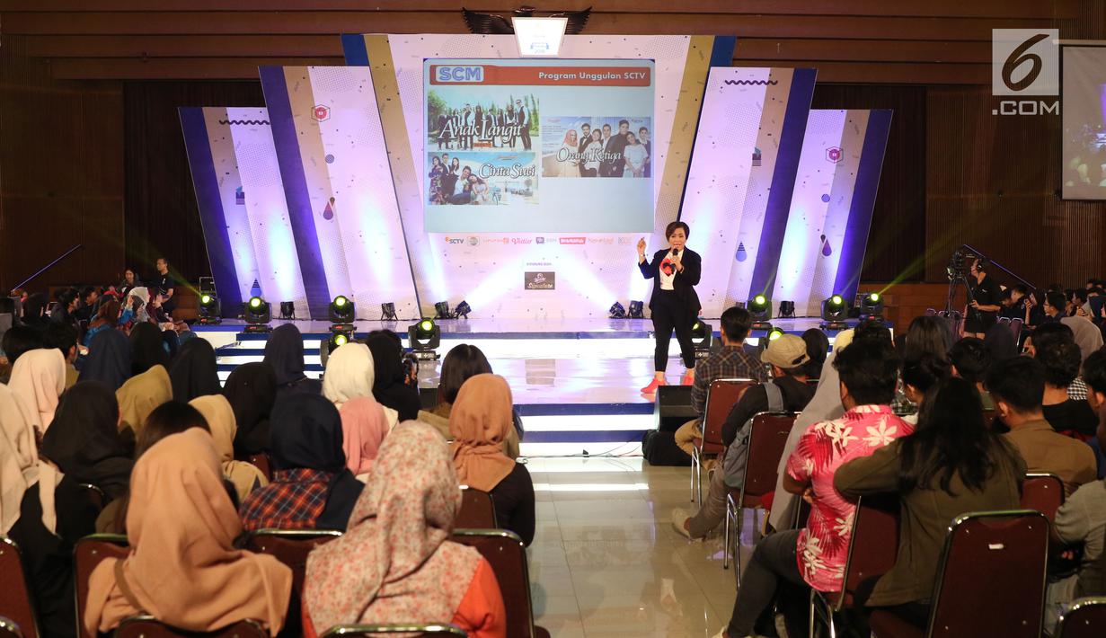 Direktur Program SCM, Harsiwi Achmad memberikan materi tentang dunia pertelevisian kepada peserta EGTC 2018 Bandung di Graha Sanusi Hardjadinata, Universitas Padjajdaran, Bandung, Kamis (6/12). (Liputan6.com/Helmi Fithriansyah)