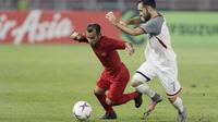 Riko Simanjuntak dibayangi Manuel Ott pada duel Timnas Indonesia kontra Filipina, Minggu (25/11/2018) di Stadion Utama Gelora Bung Karno. (Bola.com/Muhammad Iqbal Ichsan)