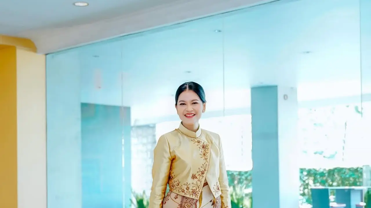 Gaya Ceria Kahiyang Ayu Sambut Akhir Tahun dengan Beskap dan Heels Rp18 Juta-an
