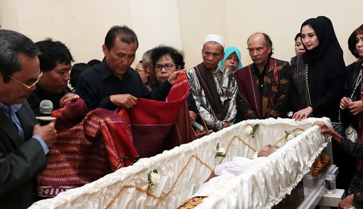 "Dari sejak itu, penyakitnya jadi bertubi-tubi, ada lagi di paru-paru, karena akibat kemo terus pindah ke kelenjar, nyebar juga ke ada gumpalan di otak, udah komplikasi juga, terakhir kemarin kena struk," jelas Natalie Sarah. (Deki Prayoga/Bintang.com)