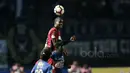 Pemain Persipura Jayapura, Dominggus Fakdawer membuang bola dari kejaran pemain Persib Bandung, Michael Essien pada lanjutan Liga 12017 di Stadion GBLA, Bandung, Minggu (7/5/2017). Persib bandung menang 1-0. (Bola.com/Nicklas Hanoatubun)