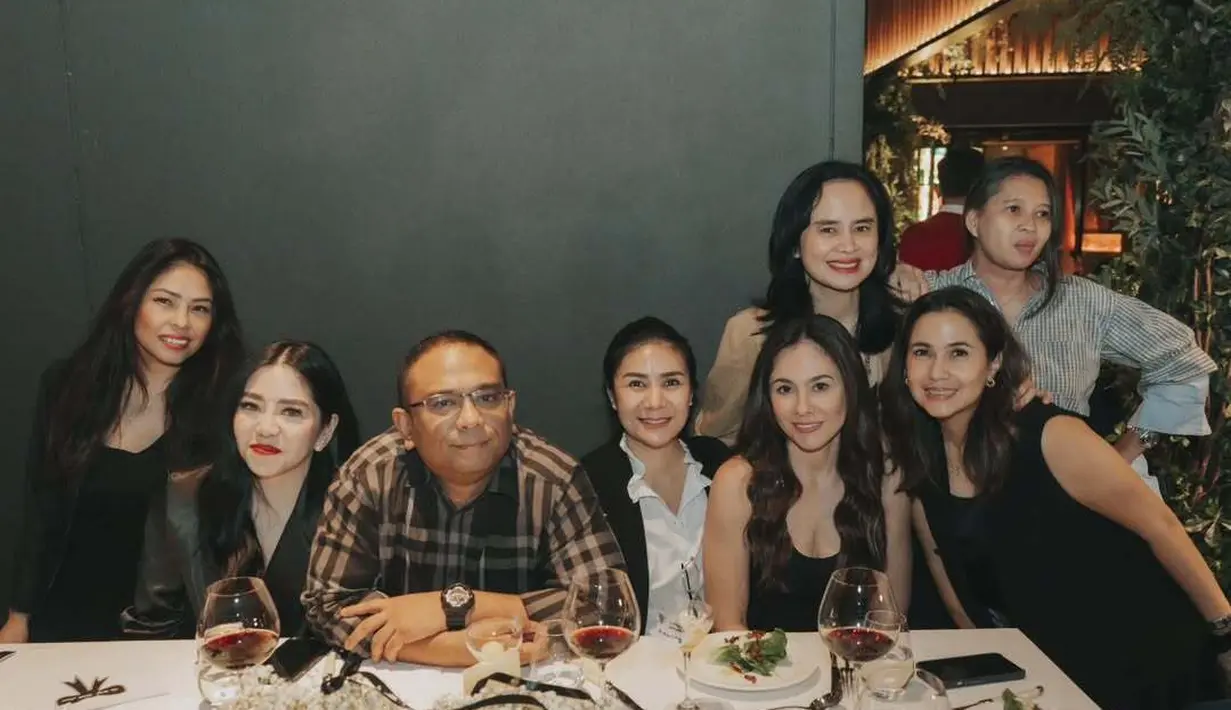Penampilan Wulan Guritno yang "aging gracefully" ini sekali lagi menjadi inspirasi gaya, menunjukkan bahwa usia bukanlah batas untuk tetap tampil menawan dan fashionable.  [@wulanguritno].