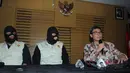 Plt Wakil Ketua KPK Johan Budi SP (kanan) bersama penyidik KPK memperlihatkan barang bukti uang suap hasil operasi tangkap tangan (OTT), Jakarta, Jumat (10/4/2015). (Liputan6.com/Herman Zakharia) 