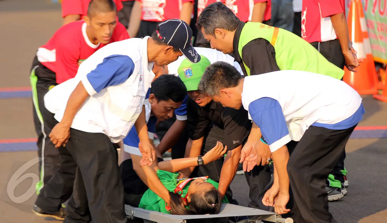 Salah satu peserta pingsan saat mengikuti lomba lari Jakarta International 10K 2015 di Jakarta, Minggu (31/5). Lomba dalam rangka menyambut HUT DKI Jakarta ke-488 itu diikuti peserta dari dalam dan luar negeri. (Liputan6.com/Helmi Afandi)