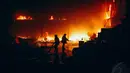 Dalam sekejap, api langsung membesar dengan cepat. Foto diambil pada Selasa (11/11/2014). (Liputan6.com/Faizal Fanani) 