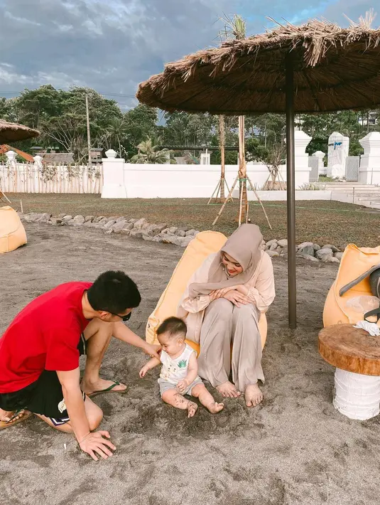 Tak hanya saat berdua saja, akan tetapi kekompakan Rezky Aditya dan Citra Kirana juga tampak ketika mengurus Athar. (Foto: instagram.com/citraciki)