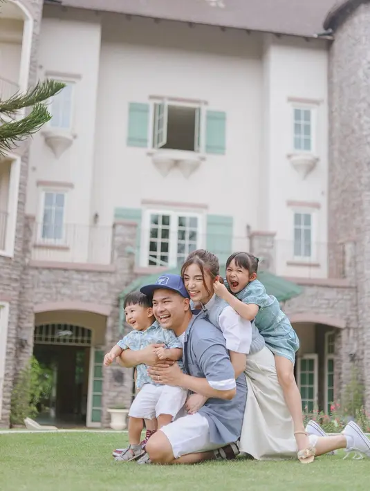 Penampilannya disebut netizen tak terlihat seperti ibu dengan dua anak. [Foto: IG/chelseaoliviaa].