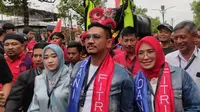 Paslon Dani Mardani - Fitria Pamungkaswati dikawal banteng raksasa dan barongsai mendaftar ke KPU Kota Cirebon dalam Pilkada Serentak 2024. Foto (Liputan6.com / Panji Prayitno)