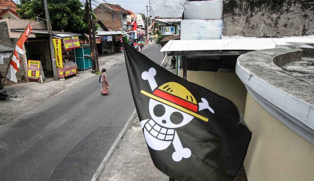 Bendera bajak laut dari anime Jepang One Piece terpasang di salah satu rumah warga di Solo, Jawa Tengah, pada 7 Agustus 2025. (DIKA/AFP)
