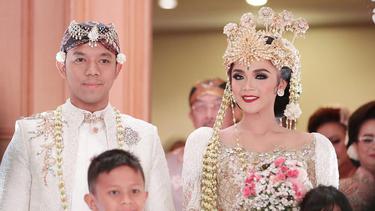 8 Pernikahan Artis Indonesia Yang Menggunakan Adat Sunda News Entertainment Fimela Com