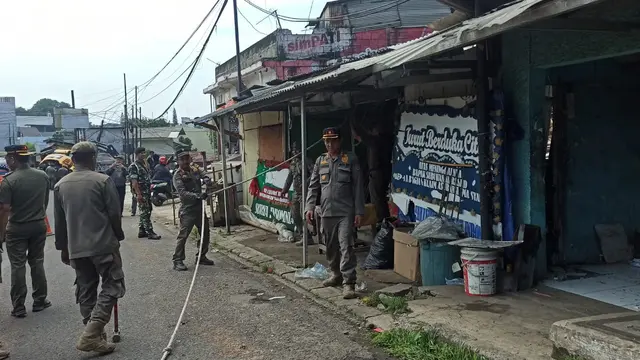 Satpol PP Kota Depok saat menertibkan bangunan liar di Jalan Akses UI, Depok.