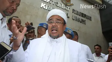 Rizieq Shihab angkat bicara soal chat seks yang diduga melibatkannya dan Firza Husein. Rizieq tak terlalu ambil pusing soal isu tersebut.