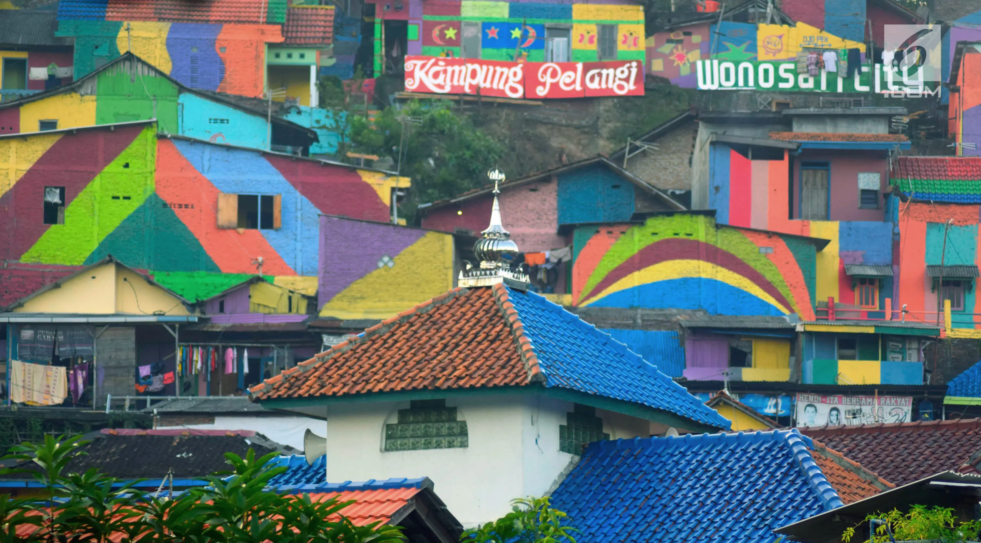 Pemandangan Kampung Wonosari yang terlihat warna-warni di Randusari, Semarang (24/5). Banyak wisatawan lokal, nasional hingga internasional terpesona dengan keindahan seni kreatif di berbagai sudut Kampung Pelangi ini. (Liputan6.com/Gholib)
