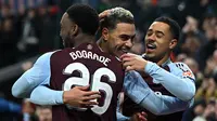 Gelandang Aston Villa, Morgan Rogers, disambut rekan-rekannya setelah mencetak gol ke gawang Celtic dalam laga matchday 8 Liga Champions 2024/2025 di Villa Park, Kamis (30/1/2025) dini hari WIB. Morgan Rogers mencetak hattrick dalam kemenangan 4-1 yang diraih Aston Villa dalam laga ini. (JUSTIN TALLIS / AFP)