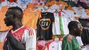 Sejumlah dagangan jersey memenuhi salah satu pasar di Abidjan, pusat kota Pantai Gading menjelang Piala Afrika 2023 pada Sabtu (06/01/2024) waktu setempat. (AFP/Issouf Sanogo)
