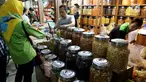 Pedagang melayani pembeli kue kering di Pasar Mayestik, Jakarta Selatan, Senin (11/6). Separuh Ramadan dan jelang lebaran masyarakat mulai berburu kue kering. (Liputan6.com/Johan Tallo)