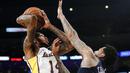 Pemain Lakers,  Brandon Ingram (kiri) mencoba memasukan bola saat diadang pemain Denver Nuggets, Wilson Chandler pada laga NBA basketball game di Staples Center, Los Angeles, (19/11/2017). Lakers menang 127-109. (AP/Ringo H.W. Chiu)