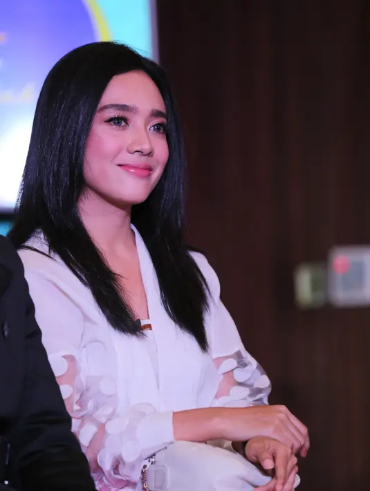 Dea yang sudah terbiasa pun tak banyak menuntut, dan begini lah cerita Dea ditengah sibuknya Ariel Nidji dengan jadwal manggung yang padat. Mulai dari cara mereka melepas rindu hingga Dea yang liburan sendiri.  (Adrian Putra/Bintang.com)