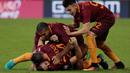 Para pemain AS Roma, merayakan gol Kostas Manolas  saat melawan Inter Milan pada lanjutan Serie A Italia di Stadion Olympico, Roma, Senin (3/10/2016) dini hari WIB. (REUTERS/Max Rossi)
