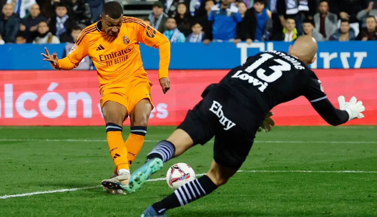 Nama Kylian Mbappe akhirnya kembali ke papan skor saat membawa Real Madrid meraih kemenangan 3-0 atas Leganes pada laga pekan ke-14 Liga Spanyol di Estadio Municipal de Butarque, Minggu (24/11/2024). (AFP/Oscar Del Pozo)