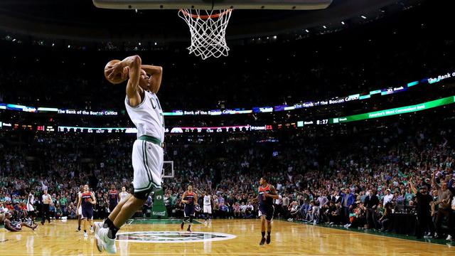Aksi pemain Boston Celtics Avery Bradley saat menghadapi Washington Wizards (NBA)
