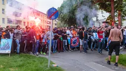 Para pendukung Olympique Marseille berkumpul untuk menonton pertandingan melawan FC Salzburg di Red Bull Arena, Austria (3/5). Olympique Marseille bermain di kandang FC Salzburg dalam pertandingan semi final Liga Europa. (JFK / EXPA / APA / AFP)